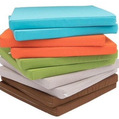 Conjunto de almofadas quadradas de várias cores empilhadas