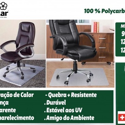 Tapete transparente para cadeira de escritório em policarbonato, em ambiente de escritório com cadeira preta