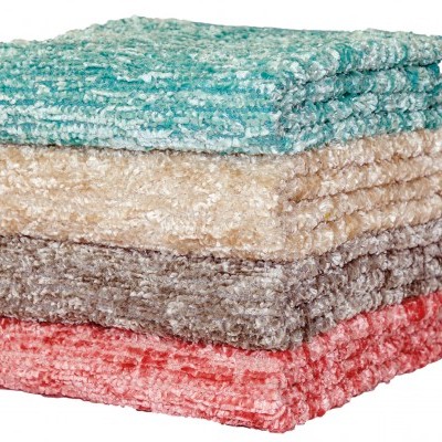 Conjunto de quatro toalhas coloridas empilhadas