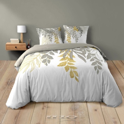 Conjunto roupa de cama branca com padrão de folhas cinza e amarelo num quarto com parede cinza