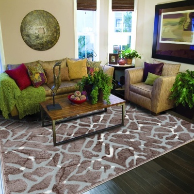 Sala de estar com sofá, poltrona, mesa de centro e tapete decorativo