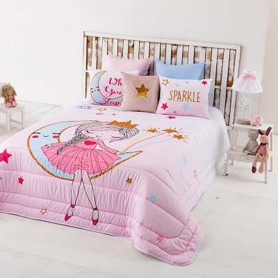 Cama infantil com roupa de cama rosa com fada e almofadas decorativas