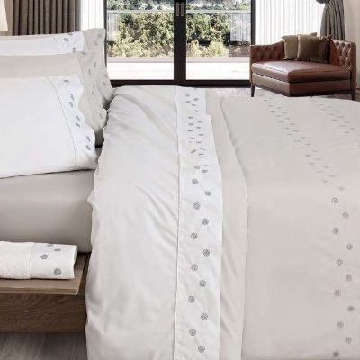 Conjunto de roupa de cama branco com padrões florais cinza