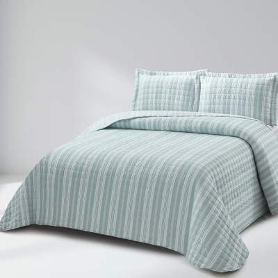 Conjunto de cama azul e branco com edredão e almofadas