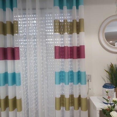 Cortina colorida de riscas largas com cortina branca translúcida e decoração interior