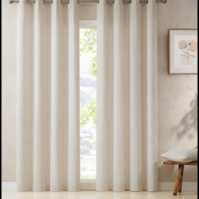 Cortinados translúcidos bege claro pendurados em janela com vista para árvores