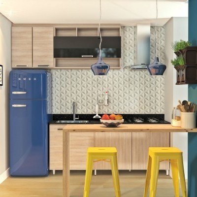 Cozinha moderna com frigorífico azul SMEG, armários de madeira clara, balcão em madeira e bancos amarelos