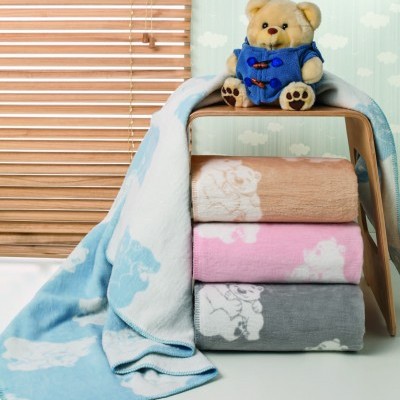 Mantas com padrão de ursinhos e ursinho de peluche com casaco azul