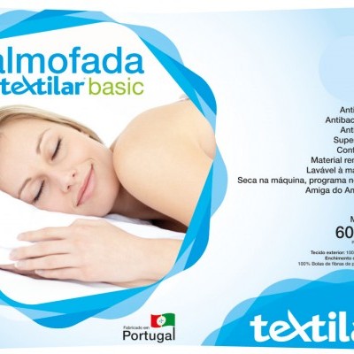 Embalagem de almofada Textilar basic azul e branca com imagem de mulher descansando