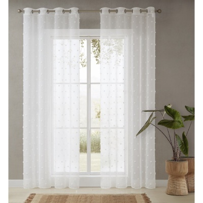 Cortinado branco translúcido com padrão texturizado numa janela interior