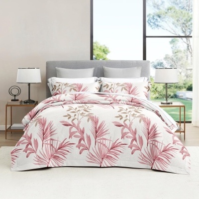 Conjunto de roupa de cama branco com padrão de folhas cor-de-rosa e castanhas