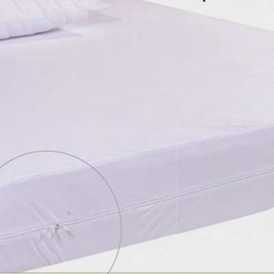 Colchão branco com capa elástica ajustada