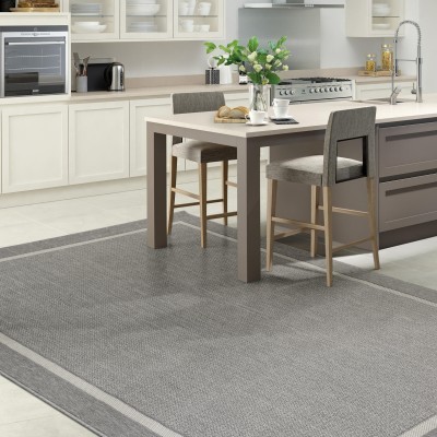 Cozinha moderna com ilha central cinza, duas cadeiras cinza e tapete cinza