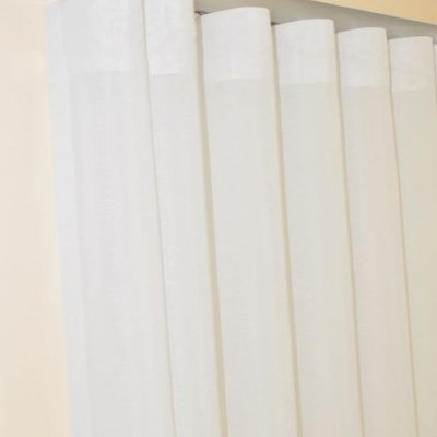 Cortina branca semitransparente pendurada numa vara de cortina metálica prateada