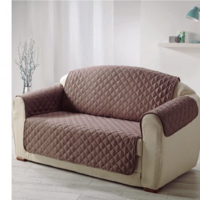 Sofá creme com capa protetora acolchoada castanha com padrão de losangos