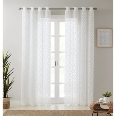 Cortinas brancas translúcidas com padrão texturizado em zig-zag