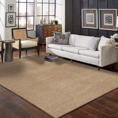 Sala com sofá bege claro, poltronas de madeira e palhinha, tapete bege e mesa dourada