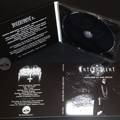 Capa e interior preto e branco de CD da banda Entombed com texto e símbolos