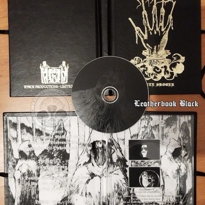 CD preto com encarte ilustrado e duas capas de livro couro preto com texto e ilustrações brancas.