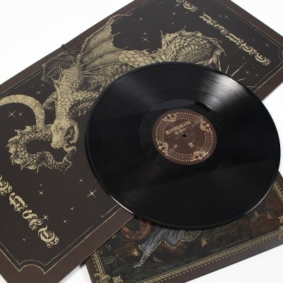 Disco de vinil preto sobre capa com dragão e texto dourado em estilo gótico