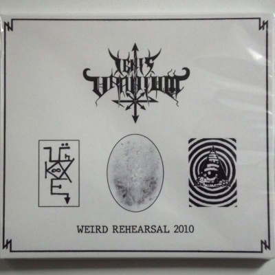 Capa de album com símbolos e rosto desbotado em fundo branco