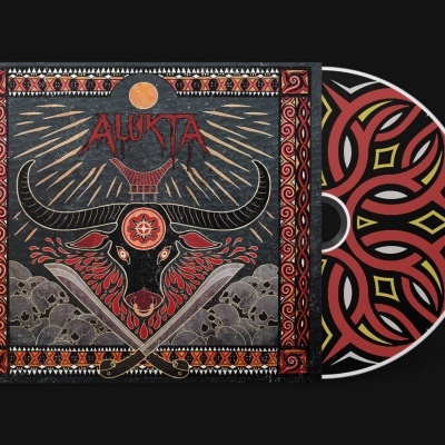 Capa de CD tribal com touro, facões e a palavra ALUKTA com CD decorado ao lado