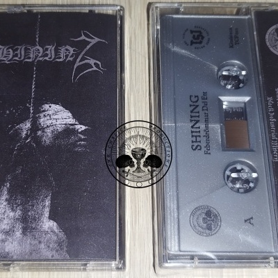 Duas cassetes de áudio com capas e textos visíveis sobre uma superfície clara