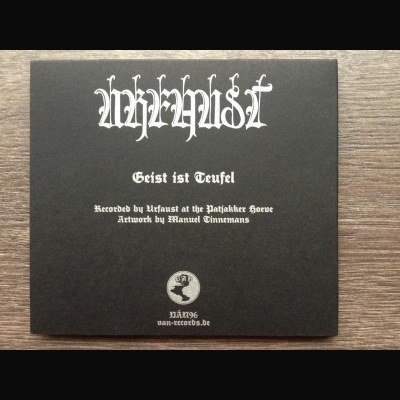 Capa preta de álbum com texto branco gótico e selo sobre superfície de madeira