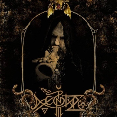 Capa de álbum com homem a tocar cornetim e moldura decorativa com serpentes e dragão dourado