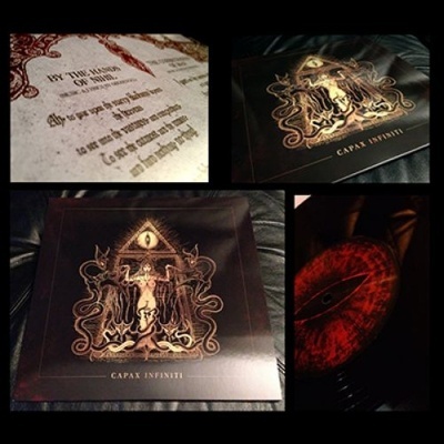 Capa de disco vinil preto com ilustração dourada e texto CAPAX INFINITI