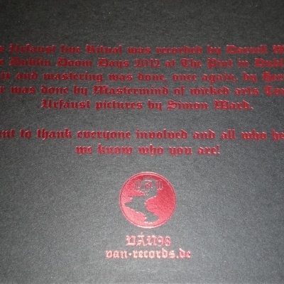 Texto vermelho e logotipo em fundo preto