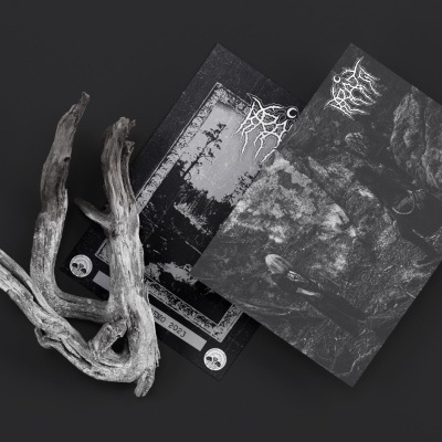 Dois álbuns ou fanzines preto e branco com texto 'GOD MACABRE' e galho de madeira seco sobre fundo preto