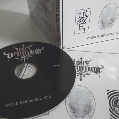 CD preto e capa branca com texto WEIRD REHEARSAL 2010