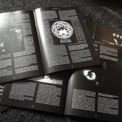 Páginas de uma revista ou livro com texto branco em fundo preto e imagens em preto e branco