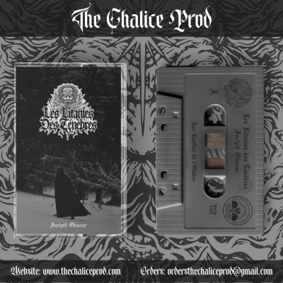 Cassete de áudio cinzenta com capa preta e branca, texto 'Les Fumiers des Ténèbres Incipit Obscur', fundo arte preta e cinzenta