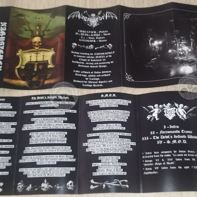 Brochura de álbum musical preto com textos e ilustrações de caveiras e anjos