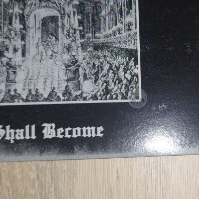 Capa de disco de vinil preto com gravura e texto I Shall Become