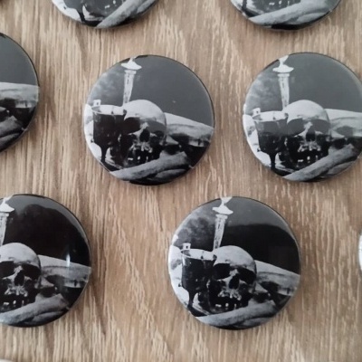 Botons redondos a preto e branco com imagem de pessoas