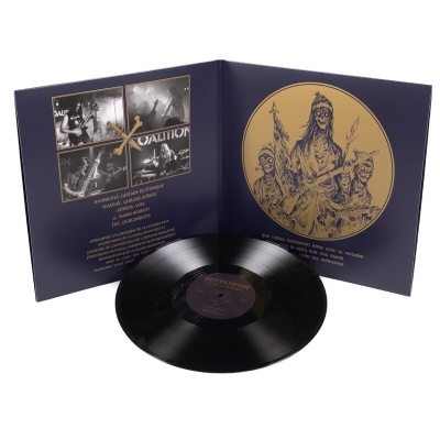 Disco de vinil preto com capa azul escuro e dourado com arte de esqueletos e fotos a preto e branco