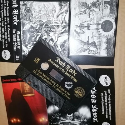 Cassete áudio preto com capa e folhetos da banda Dark Horde com arte obscura em preto e branco