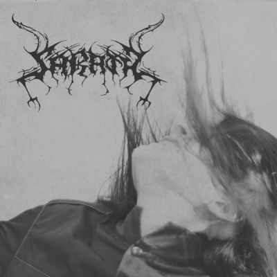 Pessoa com cabelo longo ao vento e logótipo estilizado preto e branco