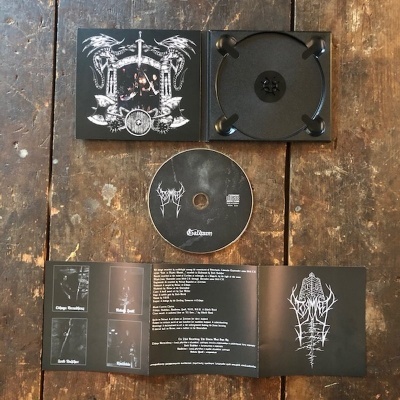 Conjunto de CD metal preto com ilustrações de dragões e texto branco em fundo escuro
