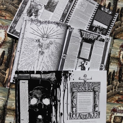 Páginas de livros ou revistas com ilustrações preto e branco e textos sobre fundo com capas de 'MAGICKA DEATH'.