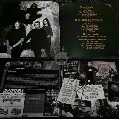 Páginas de um livreto de CD com fotos e cartazes de concertos em preto e branco