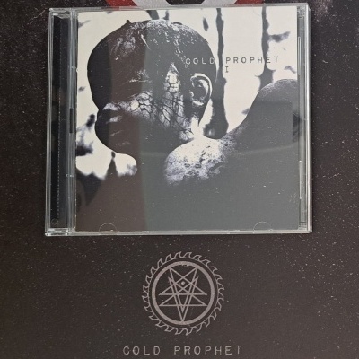 Caixa de CD do álbum 'Cold Prophet' com capa em preto e branco e texto 'COLD PROPHET'