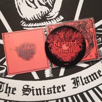 CD Beyond Man em tons vermelho e preto com texto e design gráfico em fundo preto e branco