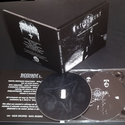 CD de música com embalagem preta, figura em preto e branco e texto branco em livreto