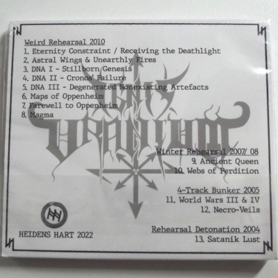 Capa branca de CD ou vinyl com lista de faixas musicais e texto em preto