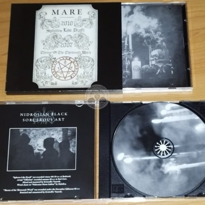 Caixa e capas de CD em digipack, preto e branco, com textos e imagens sombreadas.