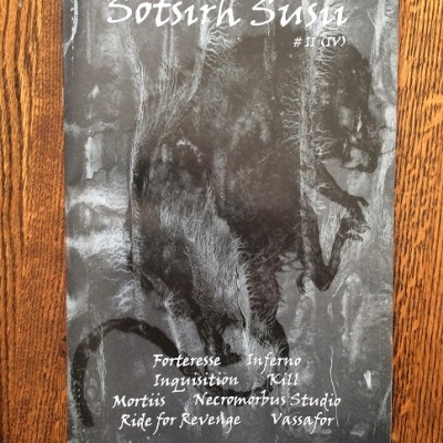 Livro Sotsirh Susii com capa preta e texto branco sobre madeira